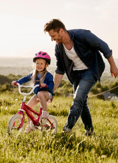 Ojciec z dzieckiem na rowerze