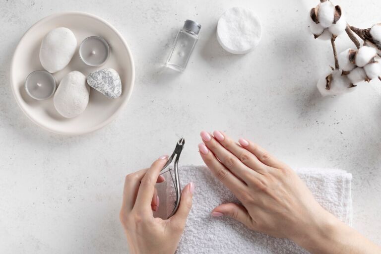 Naturalne sposoby wzmocnienia paznokci: najlepsze oleje, dieta i domowe zabiegi pielęgnacyjne